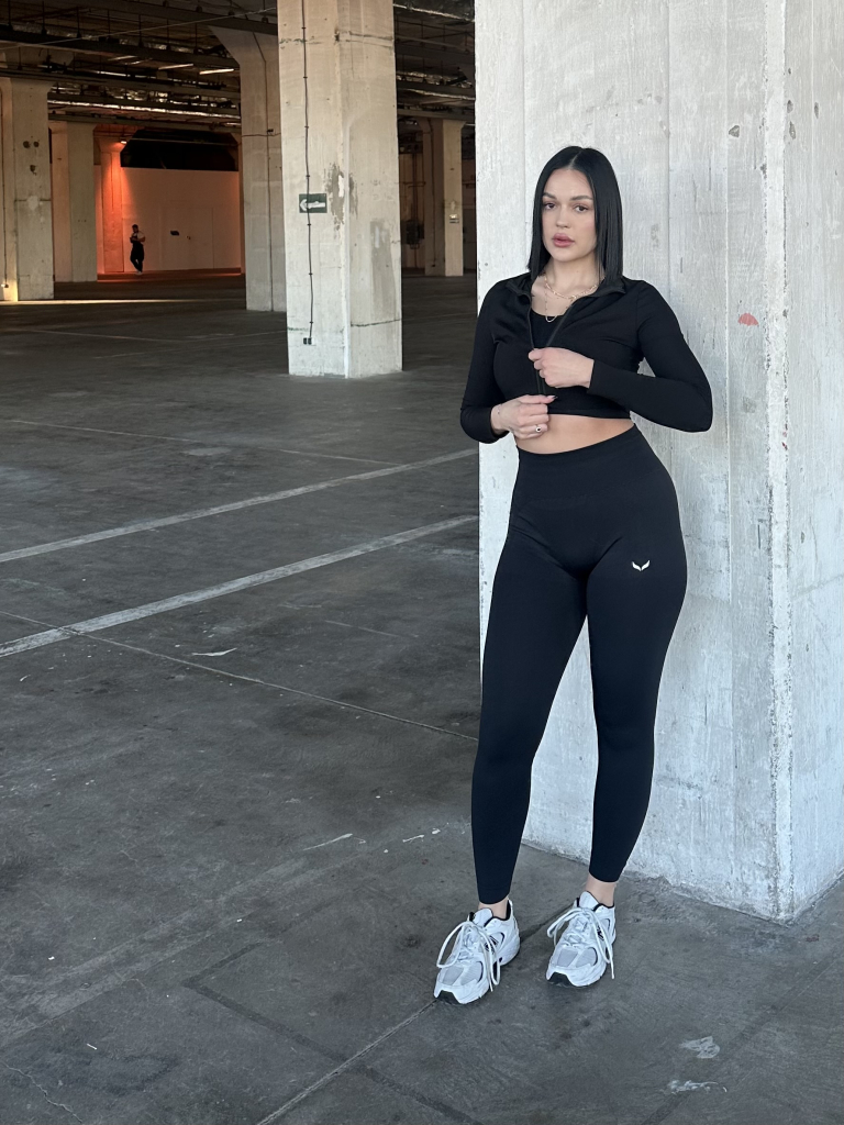 czarny komplet odzieży sportowej legginsy bezszwowe top bezszwowy