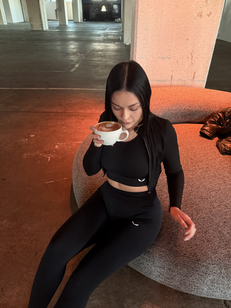 czarne legginsy bezszwowe czarny top bezszwowy